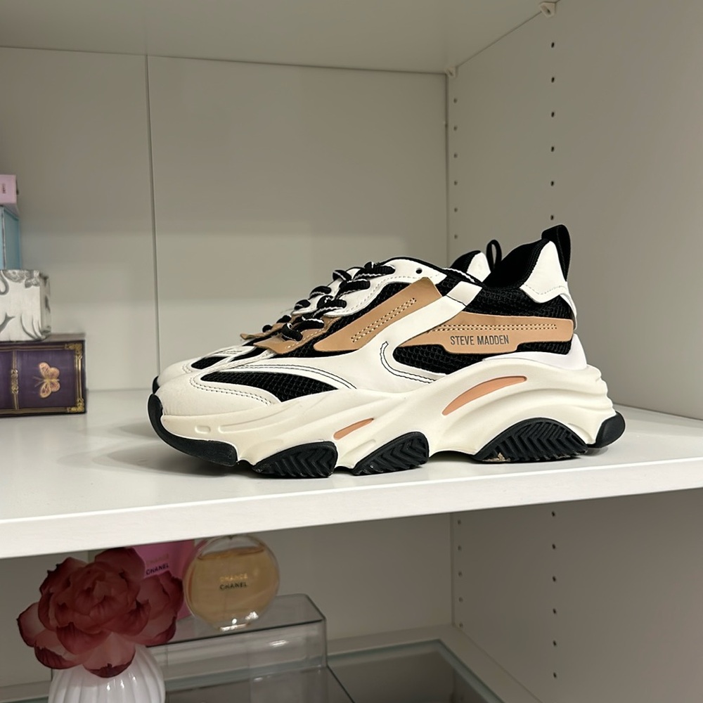 The perfect neutral tennis shoes! Black, tan, and white Steve Madden shoes